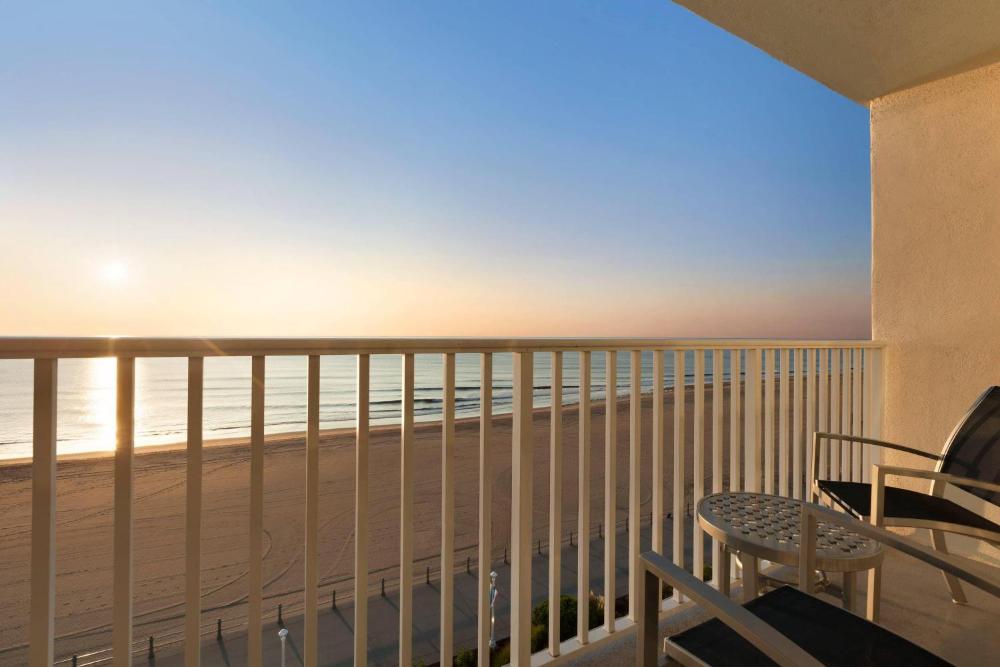 King Room with Ocean Front - Non-Smoking interior
